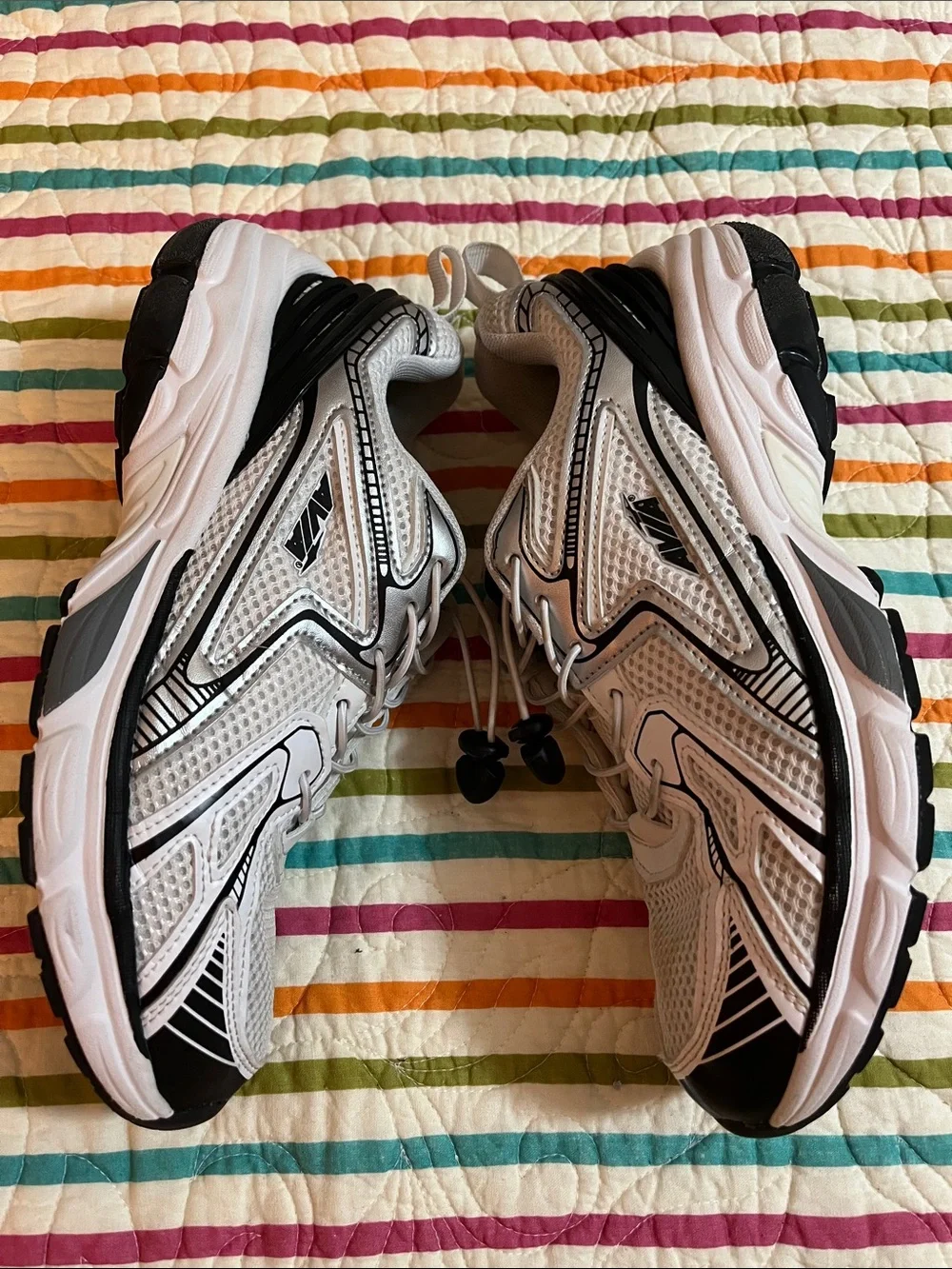 Men’s size 81/2 Avia tennis shoes